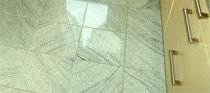 Bodenbelag aus Natursteinfliesen Imperial White 30,5x30,5x1,0 poliert<br /> 