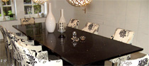 Tisch aus Starlight Black, Bodenbelag aus großformatigen Naturstein Platten Kashmir White<br /> <br /> 